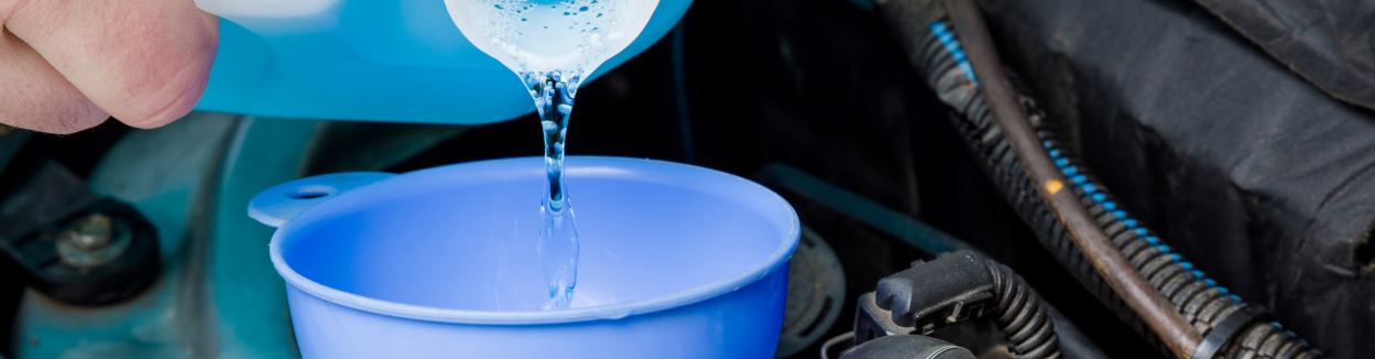 Por qué no debes rellenar el líquido limpiaparabrisas con agua