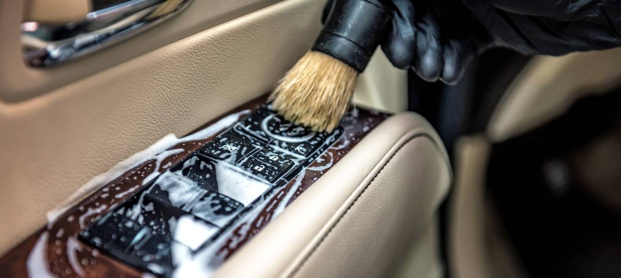 Guía completa: Cómo limpiar la tapicería del coche de manera
