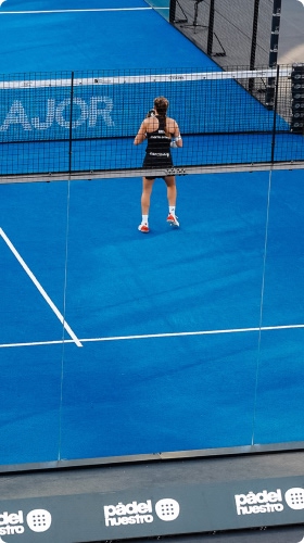 chica jugando al padel