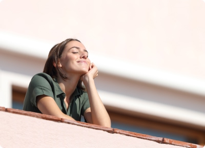 chica tomando el sol